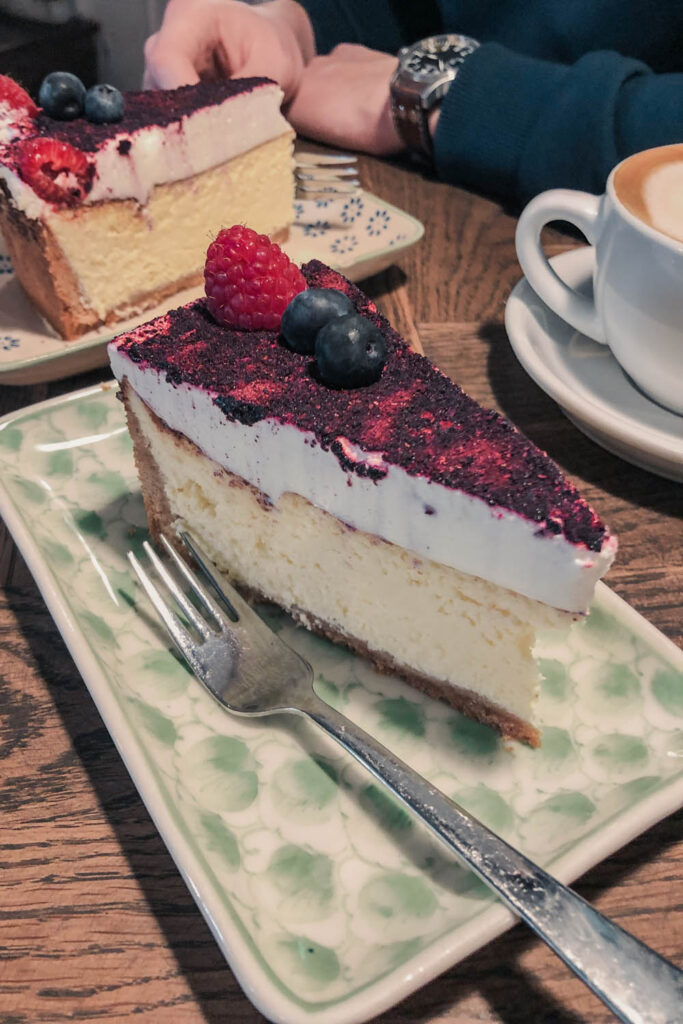 Bertels Copenhagen Cheesecakes with Berries on Top