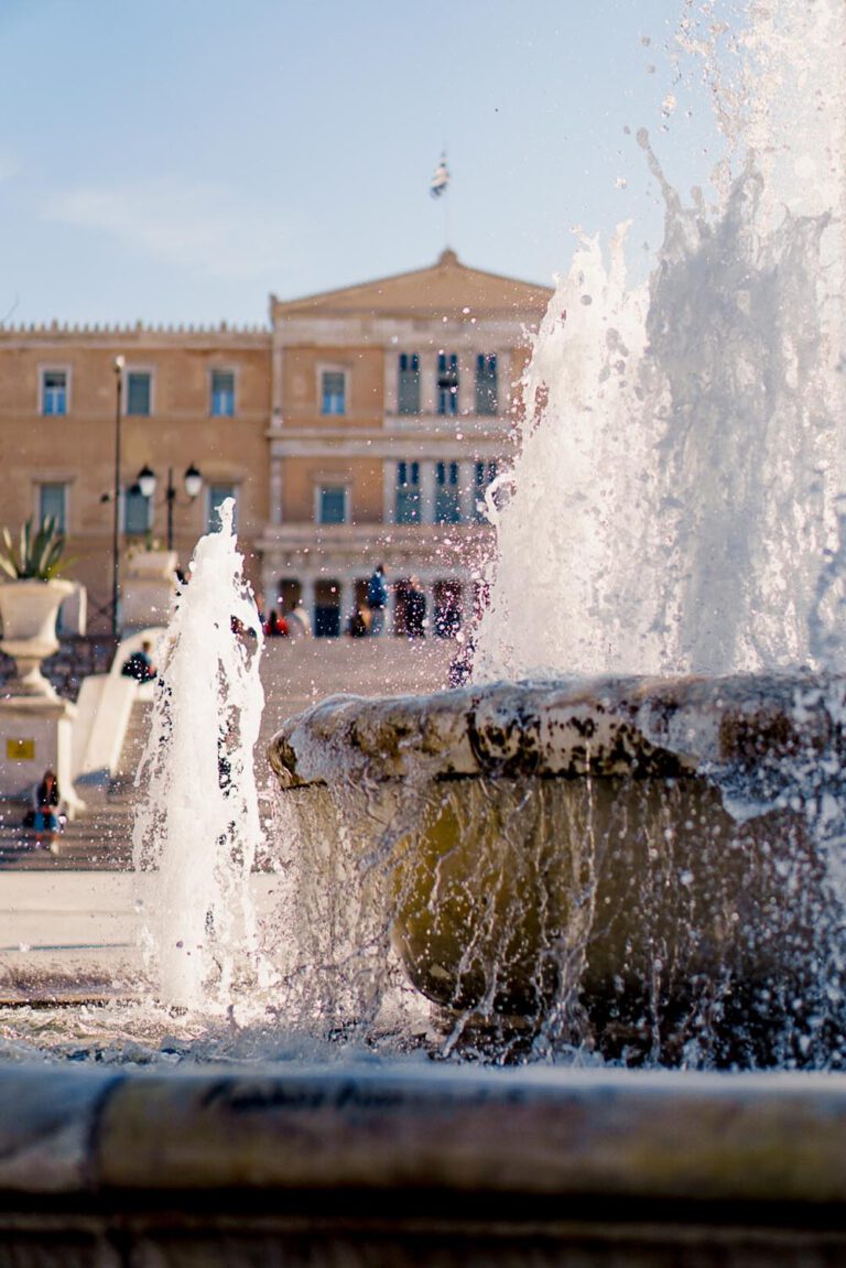 The fountain of Syntagma with the parliament in the background - La Vie En Marine