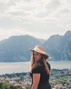 girl in from of Lago di Garda