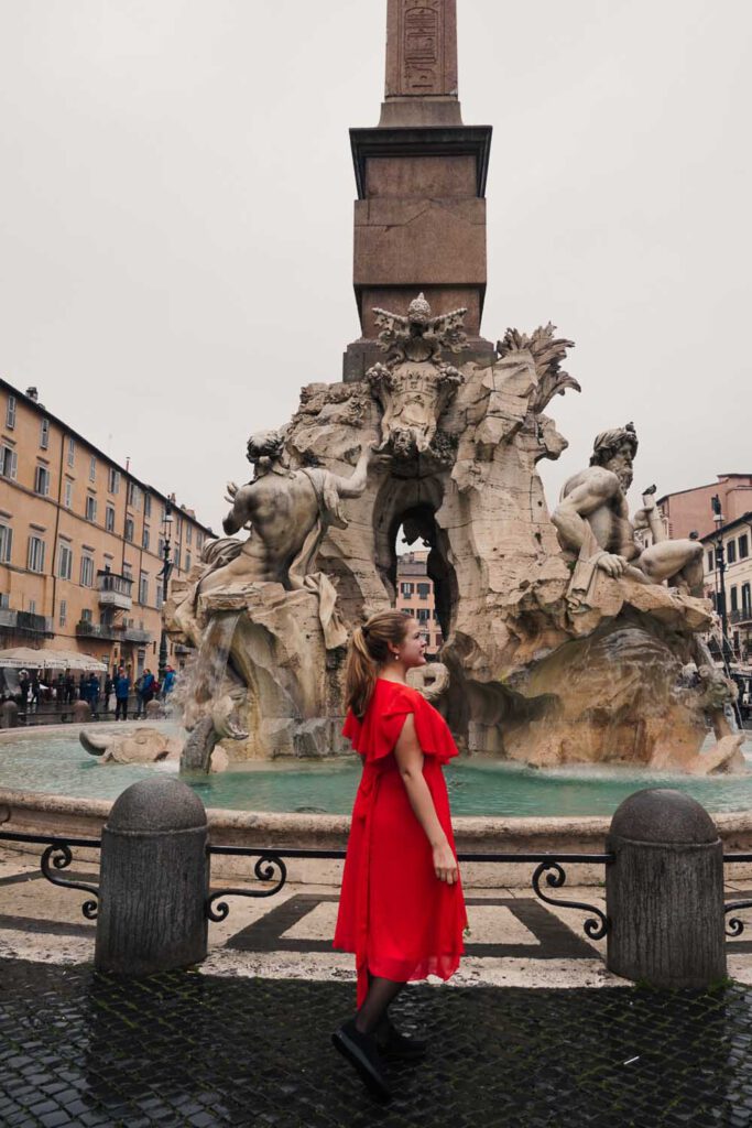 Girl standing in front of the Fontana dei Quattro Fiumi e Piazza Navona