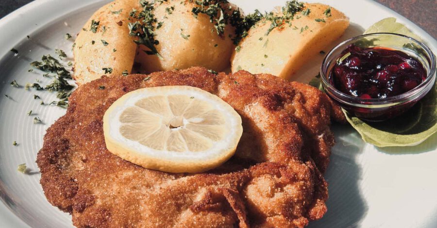 Schnitzel with lemon and potatoes