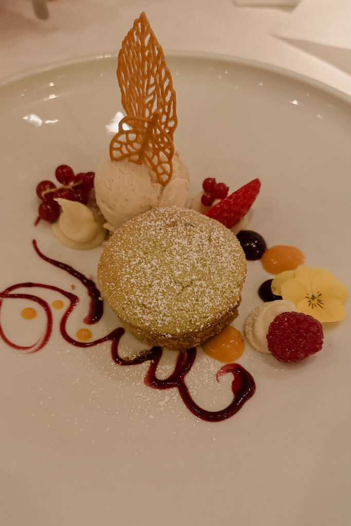Pistachio Lava Cake at the Paradise Now - Düsseldorf Food Guide