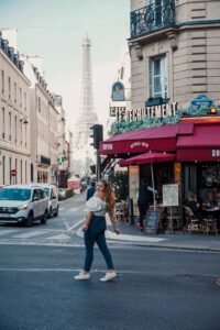 Le Recrutment Café in Paris is the ultimate Parisian place. With the Eiffel Tower as a backdrop it is the perfect place for breakfast and a little photoshoot in the morning!