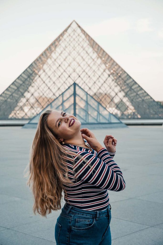 Weekend in Paris - The Louvre. The pyramid of the Louvre just has the prettiest colors, when the morning sun lights it up!