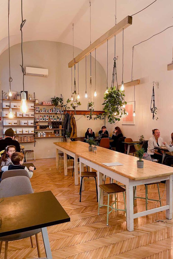 cafes in budapest - fekete interior
