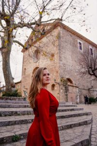 Paula is standing in front of the Carthusian Monastery in Valldemossa, Mallorca.