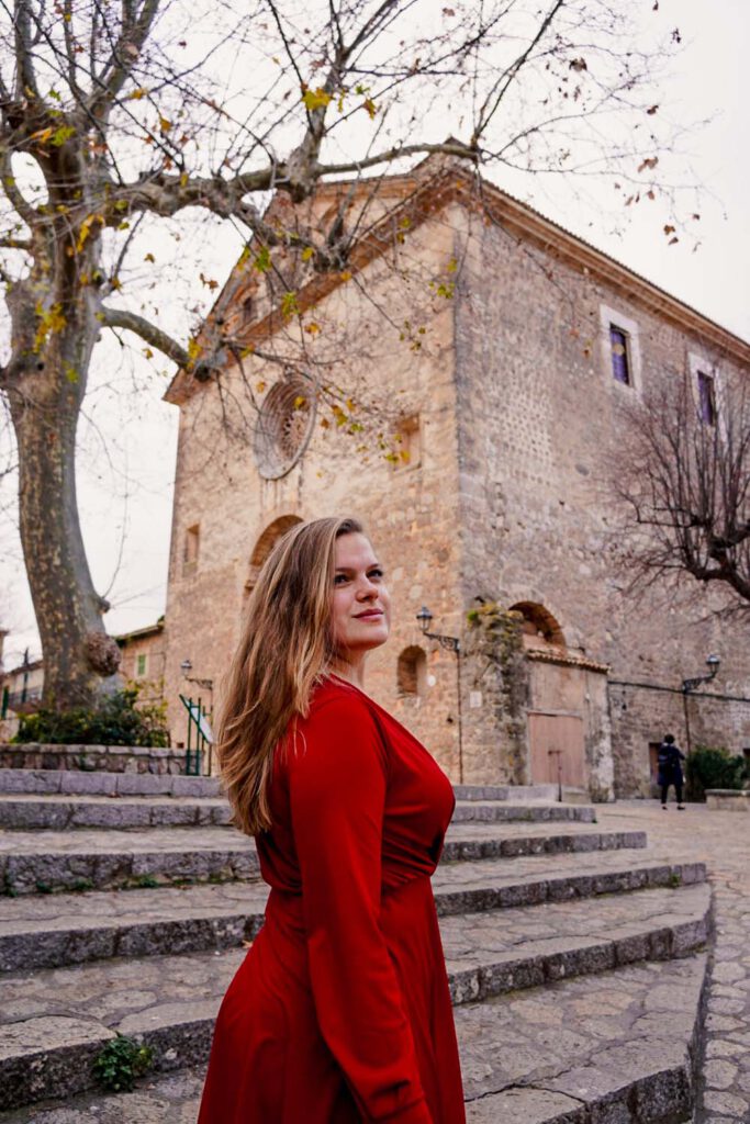 Paula is standing in front of the Carthusian Monastery in Valldemossa, Mallorca.