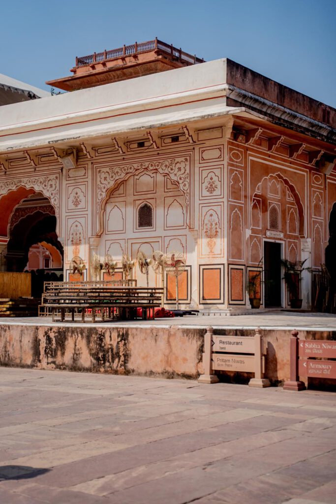 Inside Jaipur City Palace ist the Sarvato Bhadra, an open pavillion iun the middle of a courtyard, providing some much needed shade!