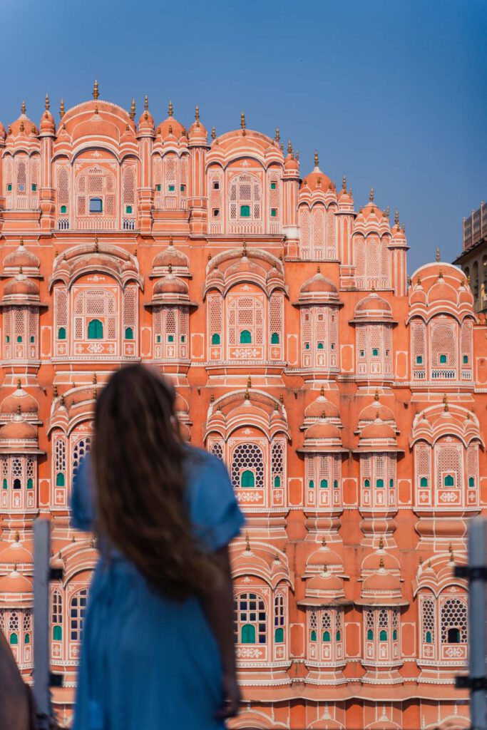 With its orangey colours and numerous windows, the Hawa Mahal is one of the top places to inclunde in your Jaipur Itinerary!