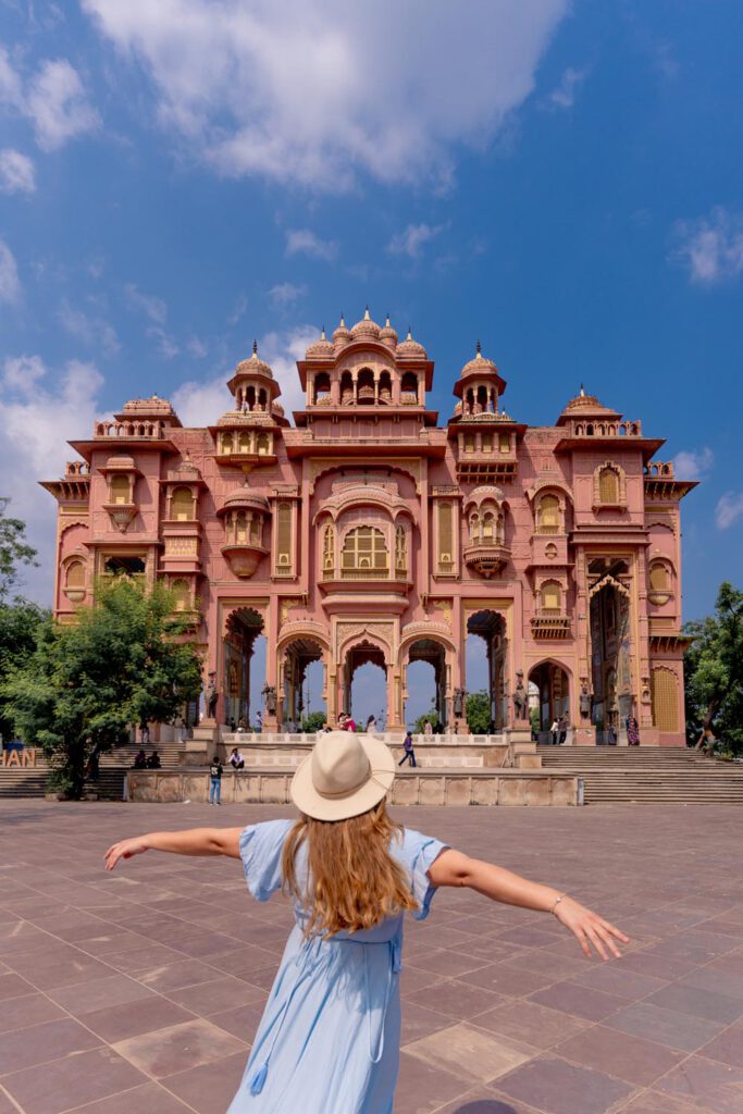 From the outside, the Patrika Gate in Jaipur is already incredibly beautiful. A huge red and yellow construction with ornate arches and bay windows. Make sure not to miss it when planning your Jaipur Itinerary!