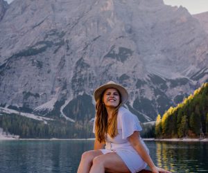 The Lago di Braies is one of the Top Places in the Dolomites, especially with its dreamy boats and mountain backdrop!