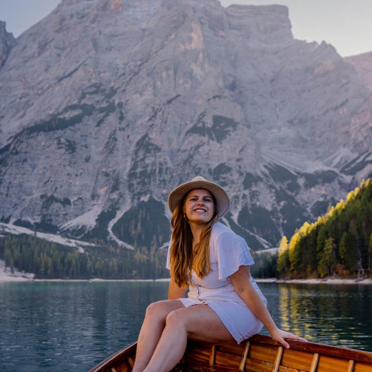 The Lago di Braies is one of the Top Places in the Dolomites, especially with its dreamy boats and mountain backdrop!